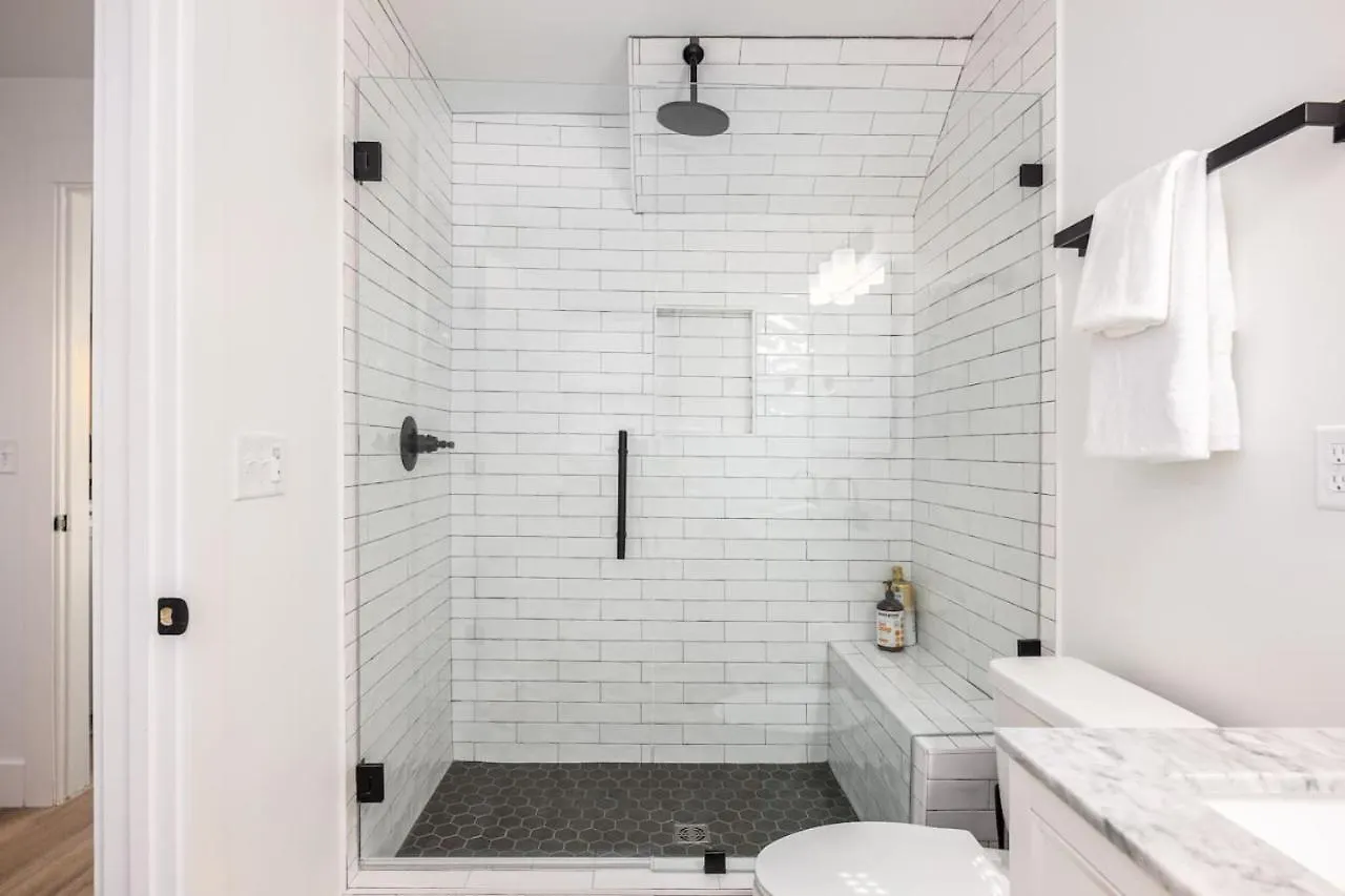 4 Beds 3 Bedroom Updated Condo W Desks Patio And Parking Nashville