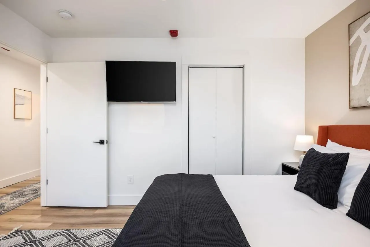 4 Beds 3 Bedroom Updated Condo W Desks Patio And Parking Nashville Apartment