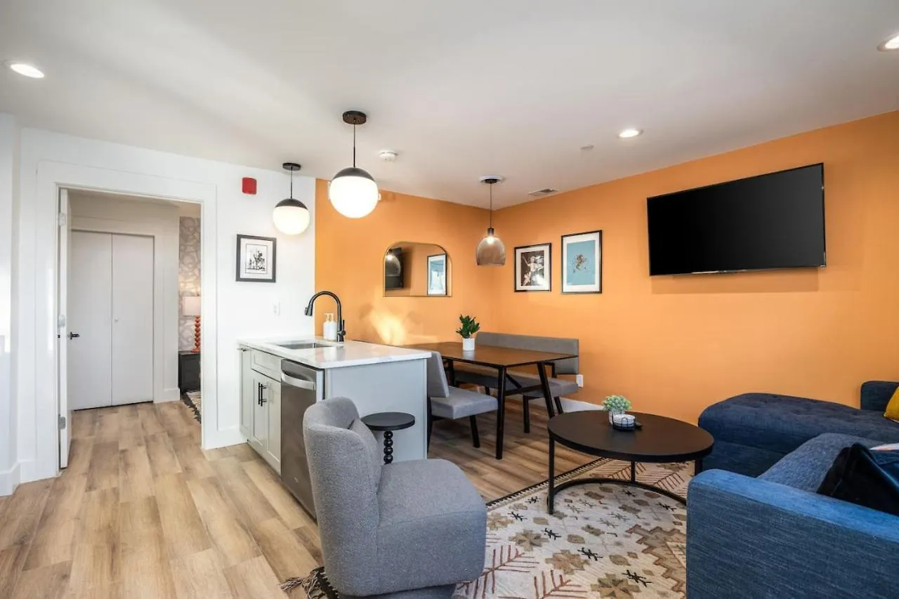 4 Beds 3 Bedroom Updated Condo W Desks Patio And Parking Nashville 0*,  United States