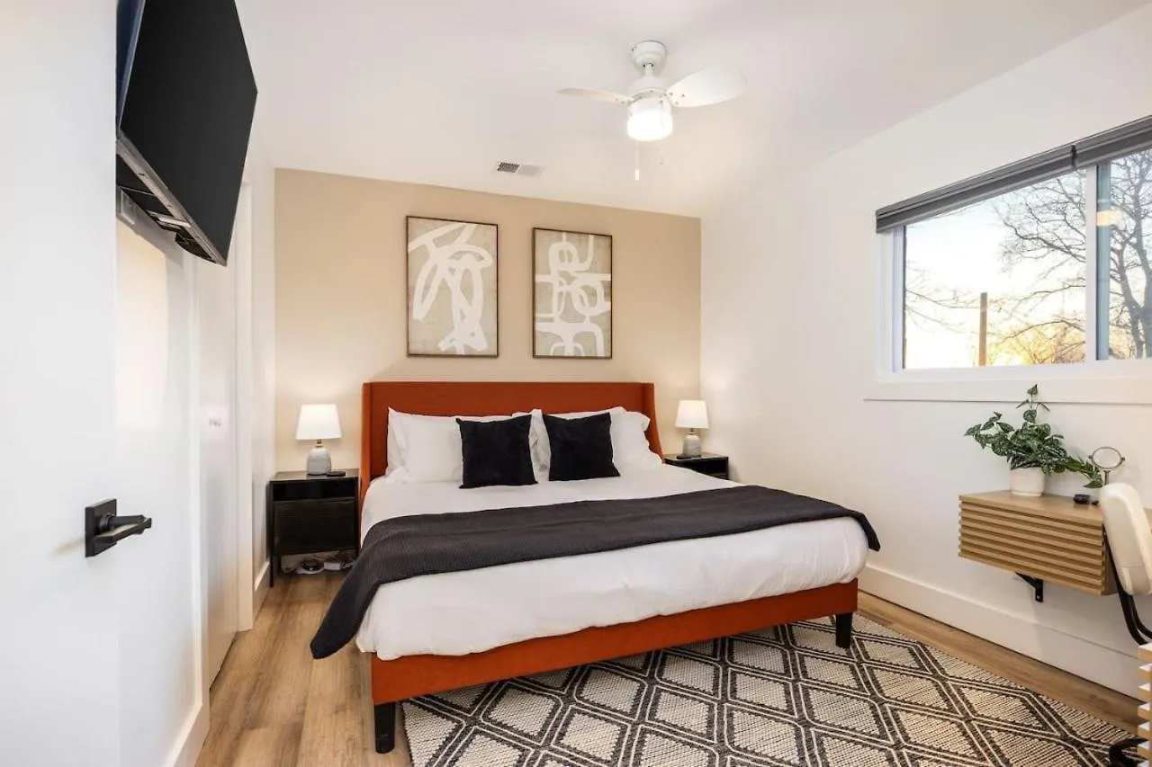 4 Beds 3 Bedroom Updated Condo W Desks Patio And Parking Nashville Apartment